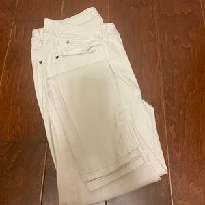 Cute white ankle pants!